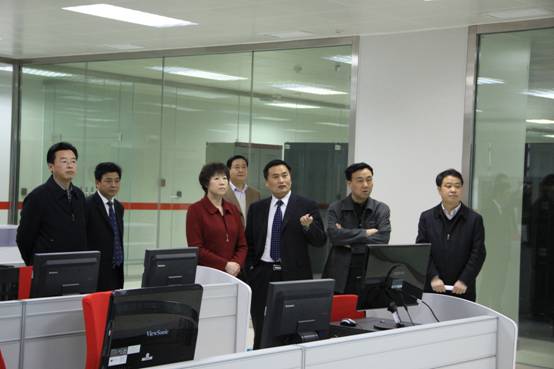 说明: E:\照片\行照片\温州市副市长莅临我行\温副市长参观我行中心机房.JPG