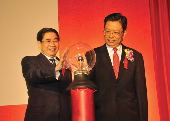 省委书记赵乐际、省长袁纯清为长安银行揭牌