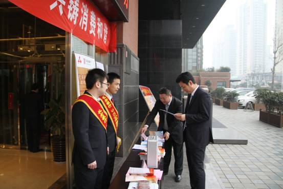 说明: C:\Users\haowei\Desktop\长安银行“3.15”公开接访活动相关资料\长安银行党委副书记、行长毛亚社视察“3.15”接访活动现场.JPG